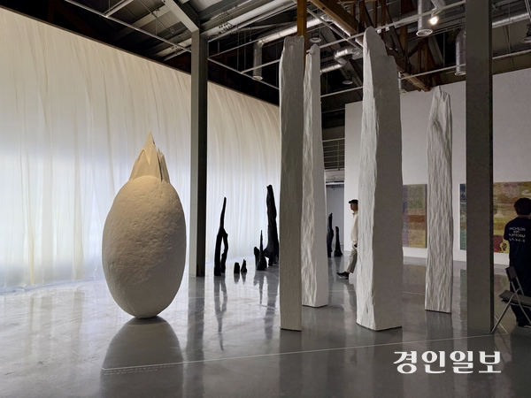 인천아트플랫폼 기획전 ‘틸팅 그라운드’에서 전시한 정현 작가의 조각들. 2025.8.28 /박경호기자 pkhh@kyeongin.com