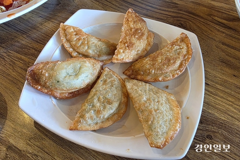 짬뽕과 찰떡궁합을 자랑하는 매콤납작만두. 여섯 개의 보석 ‘젝스키스’나 다름 없다. /황성규기자 homerun@kyeongin.com