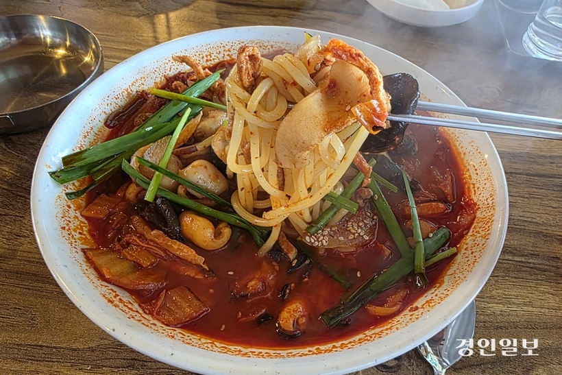 진짬뽕의 짬뽕은 전형적인 교동짬뽕 스타일이다. 진하고 걸쭉하다. /황성규기자 homerun@kyeongin.com