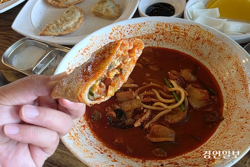 짬뽕 국물이 만두에 스며들기까지 필요한 시간은 단 3초. /황성규기자 homerun@kyeongin.com