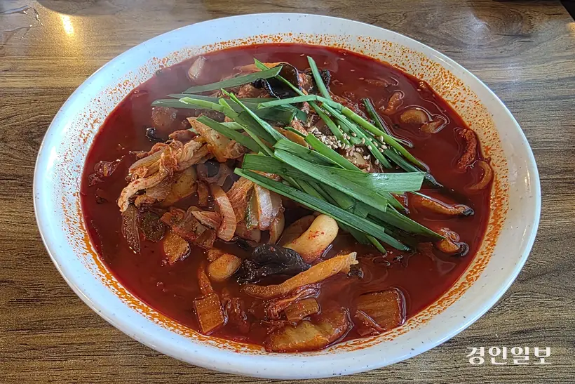 진짬뽕의 짬뽕은 전형적인 교동짬뽕 스타일이다. 진하고 걸쭉하다. /황성규기자 homerun@kyeongin.com