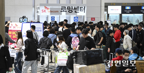 면세점 임대료를 둘러싸고 인천국제공항공사와 신라·신세계면세점이 갈등을 빚고 있는 가운데 법원이 ‘임대료를 약 25% 인하해야 한다’는 강제조정 결정을 내렸다. 사진은 인천국제공항 제1여객터미널 출국장이 여행객들로 붐비고 있는 모습. /경인일보DB