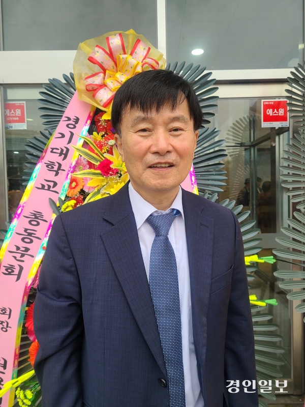 ‘목욕탕의 슬픈추억’을 펴낸 김한섭 작가. 광주/이윤희기자·flyhigh@kyeongin.com