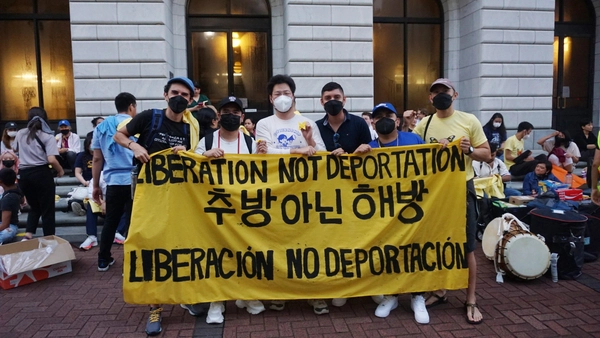 텍사스주가 미국을 상대로 DACA의 합법성에 대해 소송을 제기한 가운데, 2022년 7월 6일 첫 번째 구두변론을 앞두고 김석우(대한민국·가명·40대)씨가 이민자 단체 등과 함께 ‘추방 아닌 해방’이라고 쓰여진 플랜카드를 들고 있다. 2022.7.6 /김석우씨 제공