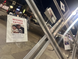 실종된 가족 찾는 전단지 곳곳에… LA 도심 대규모 시위 흔적 가득 [‘자국’ 없는 아이들, 자격을 묻다·(4)]