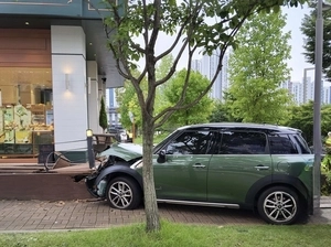 화성서 승용차가 보행자 3명 치고 인근 건물 돌진