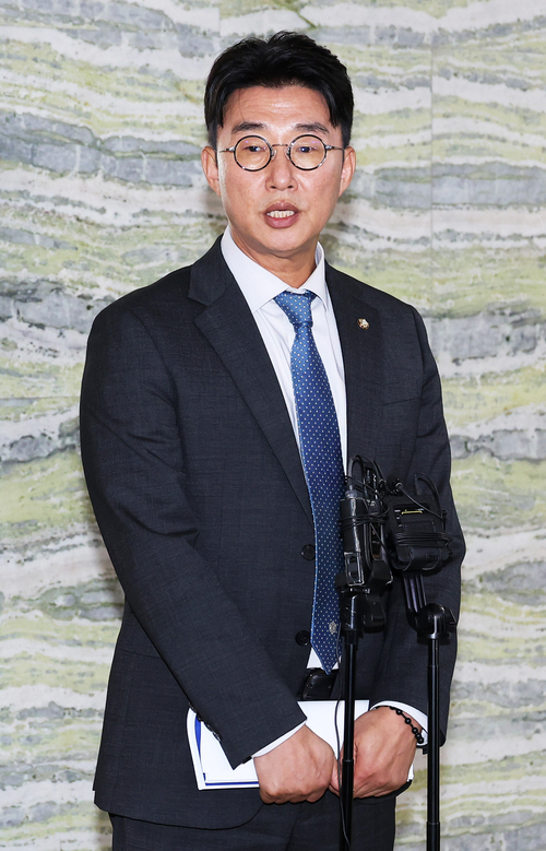 더불어민주당 노종면 의원이 8일 서울 여의도 국회에서 더불어민주당 언론개혁특별위원회 브리핑을 하고 있다. 2025.9.8 /연합뉴스