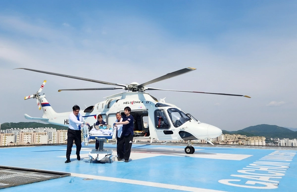 가천대 길병원 의료진이 ‘닥터헬기’로 응급 환자를 이송하고 있다. /가천대 길병원 제공
