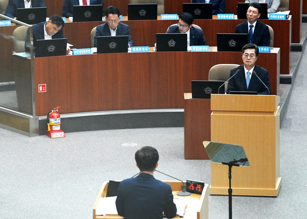 김동연 경기도지사가 8일 오전 경기도의회 본회의장에서 열린 제386회 임시회 제2차 본회의에서 도정질문에 대한 답변을 하고 있다. 2025.9.8 /최은성기자 ces7198@kyeongin.com