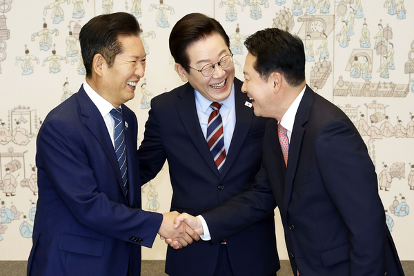 이재명 대통령이 8일 서울 용산 대통령실에서 여야 지도부 오찬 회동에 참석한 더불어민주당 정청래 대표와 국민의힘 장동혁 대표가 악수하는 모습을 바라보고 있다. 2025.9.8 /대통령실통신사진기자단