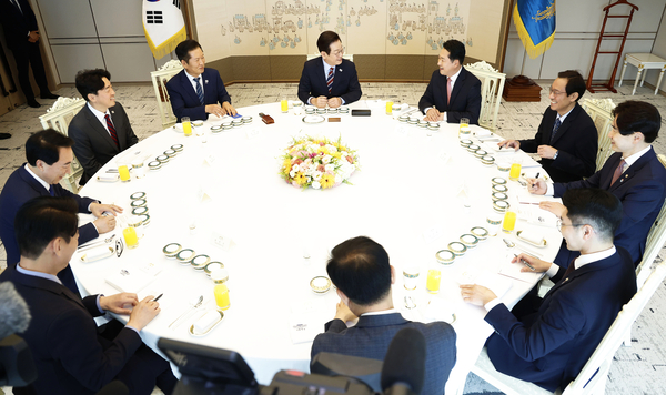 이재명 대통령이 8일 서울 용산 대통령실에서 여야 지도부 오찬 회동을 하고 있다. 2025.9.8 /대통령실통신사진기자단
