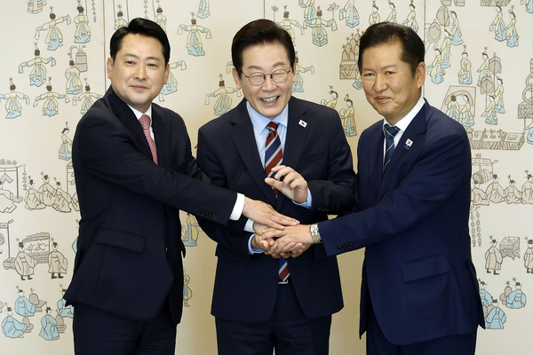 이재명 대통령이 8일 용산 대통령실에서 여야 지도부 오찬 회동에 참석한 더불어민주당 정청래 대표, 국민의힘 장동혁 대표와 기념촬영을 하고 있다. 2025.9.8 /대통령실통신사진기자단