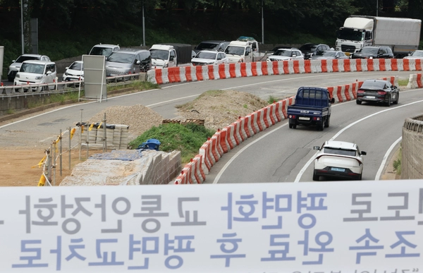 서울시는 8일 서부간선도로 평면화 사업을 일단 백지화하고 오목교 교차로 등 진행 중인 공사는 원상 복구해 차량 흐름을 개선할 방침이다. 사진은 8일 오목교 교차로 평면화 공사 모습. 2025.9.8 /연합뉴스