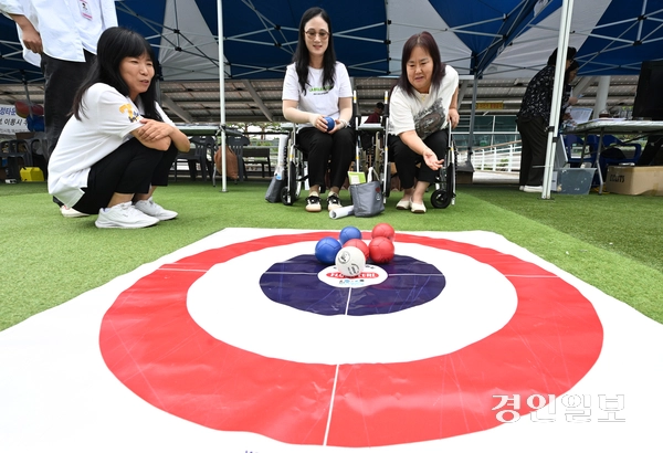 9일 용인시청 하늘광장에서 열린 ‘제26회 사회복지박람회’를 찾은 시민들이 부스를 둘러보며 즐거운 시간을 보내고 있다. 2025.9.9 /최은성기자 ces7198@kyeongin.com