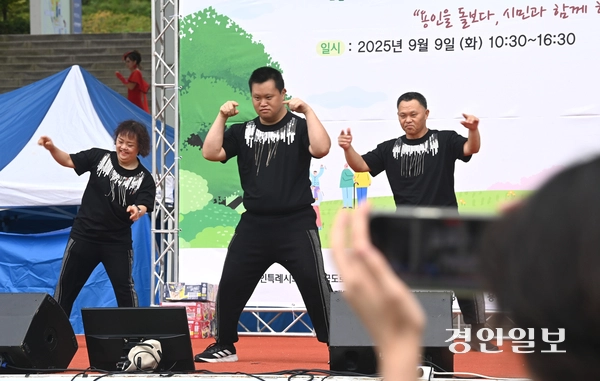 9일 용인시청 하늘광장에서 열린 ‘제26회 사회복지박람회’를 찾은 시민들이 부스를 둘러보며 즐거운 시간을 보내고 있다. 2025.9.9 /최은성기자 ces7198@kyeongin.com