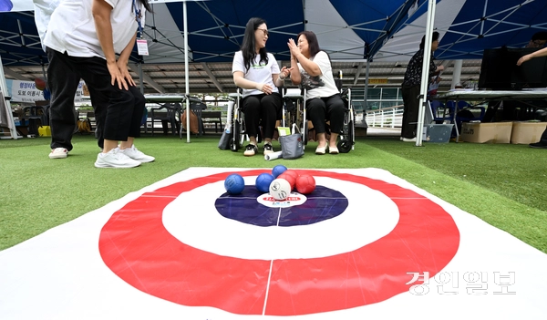 9일 용인시청 하늘광장에서 열린 ‘제26회 사회복지박람회’를 찾은 시민들이 부스를 둘러보며 즐거운 시간을 보내고 있다. 2025.9.9 /최은성기자 ces7198@kyeongin.com