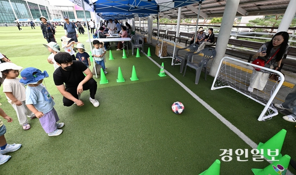 9일 용인시청 하늘광장에서 열린 ‘제26회 사회복지박람회’를 찾은 시민들이 부스를 둘러보며 즐거운 시간을 보내고 있다. 2025.9.9 /최은성기자 ces7198@kyeongin.com