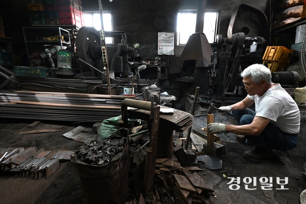 ‘숙련기술인의 날’인 9일, 용인시의 한 대장간에서 김영환 장인이 좌전칼을 만들고 있다. 2025.9.9 /최은성기자 ces7198@kyeongin.com
