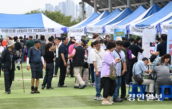 9일 용인시청 하늘광장에서 열린 ‘제26회 사회복지박람회’를 찾은 시민들이 부스를 둘러보며 즐거운 시간을 보내고 있다. 2025.9.9 /최은성기자 ces7198@kyeongin.com