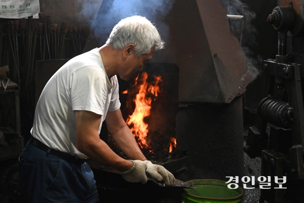 ‘숙련기술인의 날’인 9일, 용인시의 한 대장간에서 김영환 장인이 좌전칼을 만들고 있다. 2025.9.9 /최은성기자 ces7198@kyeongin.com