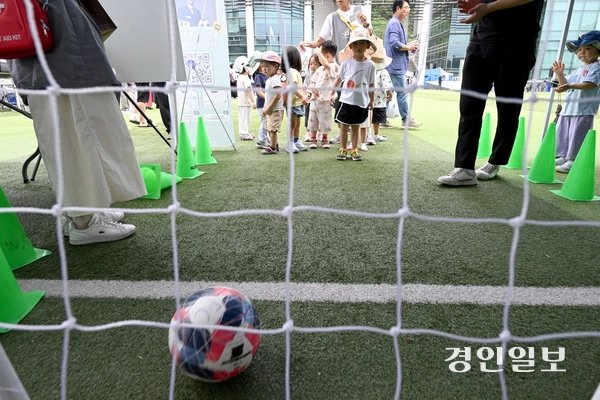 9일 용인시청 하늘광장에서 열린 ‘제26회 사회복지박람회’를 찾은 시민들이 부스를 둘러보며 즐거운 시간을 보내고 있다. 2025.9.9 /최은성기자 ces7198@kyeongin.com