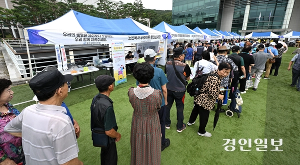 9일 용인시청 하늘광장에서 열린 ‘제26회 사회복지박람회’를 찾은 시민들이 부스를 둘러보며 즐거운 시간을 보내고 있다. 2025.9.9 /최은성기자 ces7198@kyeongin.com