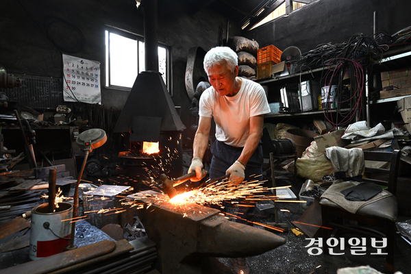 ‘숙련기술인의 날’인 9일, 용인시의 한 대장간에서 김영환 장인이 좌전칼을 만들고 있다. 2025.9.9 /최은성기자 ces7198@kyeongin.com