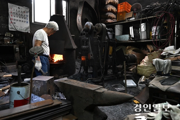 ‘숙련기술인의 날’인 9일, 용인시의 한 대장간에서 김영환 장인이 좌전칼을 만들고 있다. 2025.9.9 /최은성기자 ces7198@kyeongin.com