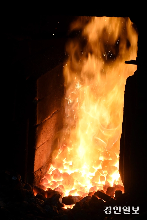 ‘숙련기술인의 날’인 9일, 용인시의 한 대장간에서 김영환 장인이 좌전칼을 만들고 있다. 2025.9.9 /최은성기자 ces7198@kyeongin.com
