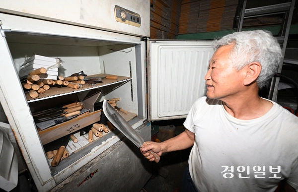 ‘숙련기술인의 날’인 9일, 용인시의 한 대장간에서 김영환 장인이 좌전칼을 들어보이고 있다. 2025.9.9 /최은성기자 ces7198@kyeongin.com