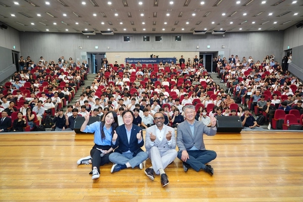 파이어사이드챗(간담회) 이후에 기념촬영을 하고 있다. (좌측 두번째부터) 김준혁 의원, 크리스터너 구글 부사장, 최기주 아주대총장. /아주대 제공