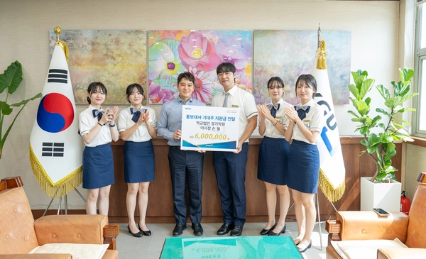 손율 경기학원 이사장이 경기대 공식 홍보대사 ‘기대주’에 장학금을 전달하고 기념촬영을 하고 있다. /경기대학교 제공