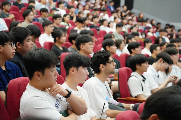 400여명의 수원시내 고등학생과 아주대 재학생이 구글과의 만남에 참석했다. /아주대 제공