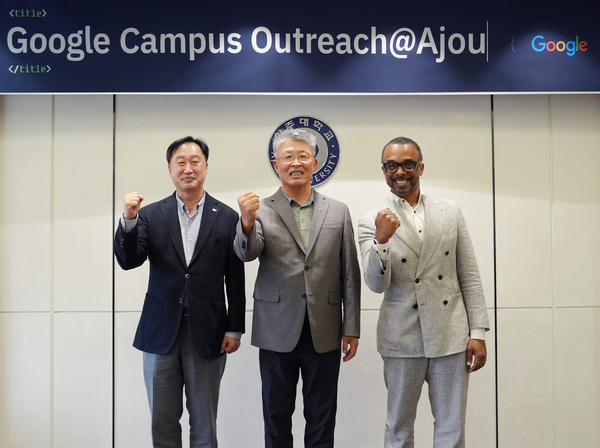 (좌측부터)김준혁 의원, 최기주 아주대 총장, 크리스 터너 구글 부사장이 상호협력의 뜻을 담아 기념촬영을 하고 있다. /아주대 제공