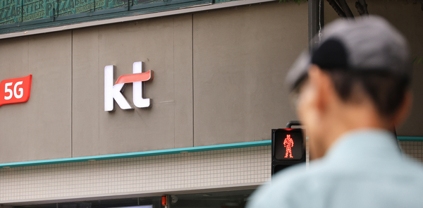 kt 가입자들의 집단 소액결제 피해가 발생한 가운데 이번 사건이 결제 카드 정보 도난 등 2차 피해로 이어질 수 있다는 전문가 경고가 나왔다. 사진은  9일 한 시민이 서울 kt 판매점 앞을 지나고 있는 모습. 2025.9.9 /연합뉴스