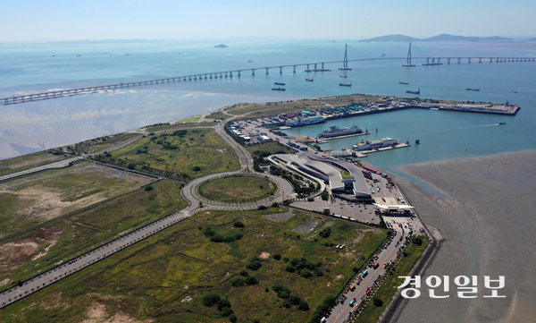 인천시는 이달 초 인천항만공사에 수도권 제2순환고속도로 인천~안산 구간 중 일부가 골든하버 부지를 관통할 수 있게 해달라는 내용의 협의 공문을 보냈다. 하지만 인천항만공사는 절대 수용할 수 없다는 입장이다. 사진은 골든하버 사업 대상지 전경. 2025.9.10 /조재현기자 jhc@kyeongin.com