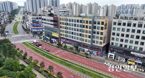 화성시가 추진 중인 동탄트램이 12일 실시되는 3번째 입찰에서 낙찰업체가 선정될 수 있을지 주목받고 있다. 사진은 화성시 동탄순환도로 트램 노선 예정 부지(도로 중앙 녹색구간). /경인일보DB