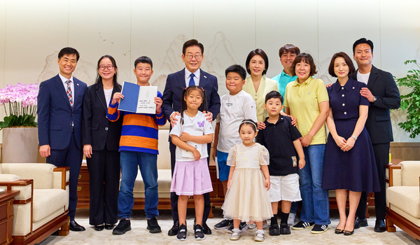 이재명 대통령이 4일 서울 용산 대통령실 청사에서 열린 어린이 초청 행사에 참석한 어린이 가족과 기념촬영을 하고 있다. 2025.9.4 /연합뉴스