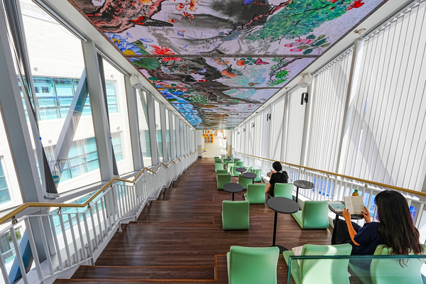 광주 고산지구내 위치한 복합문화편익시설인 고산문화누리센터. 3~4층에 자리한 오포도서관내 휴식공간. /광주시 제공