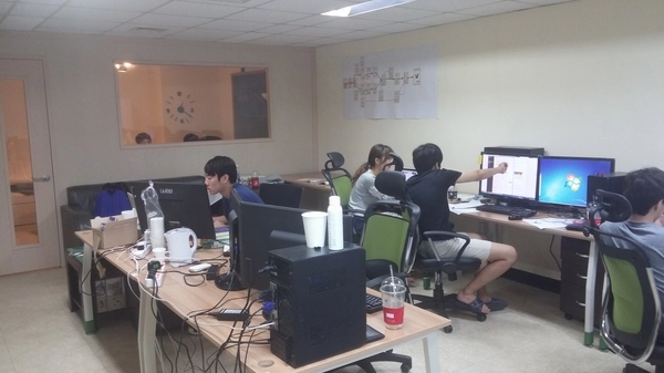 서울 마포구 홍대 인근 지하에 마련했던 매스프레소의 첫 사무실 모습. /이용재 대표 제공