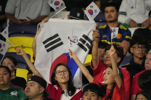 대한민국 축구팀이 10일 미국 테네시주 내슈빌의 지오디스파크에서 멕시코와 A매치 평가전을 치렀다. 사진은 한국 팬들이 태극기를 휘날리는 모습. 2025.9.10 /AP=연합뉴스