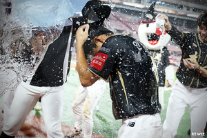 [화제의 선수] kt wiz 안치영… 데뷔 8년만에 첫 홈런, 가을야구 신호탄으로