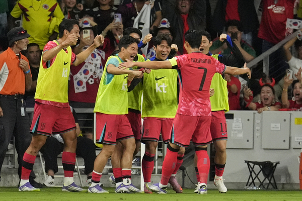 대한민국 축구팀이 10일 미국 테네시주 내슈빌의 지오디스파크에서 멕시코와 A매치 평가전을 치렀다. 사진은 해결사 손흥민이 강력한 왼발 슈팅에 성공한 후 세리모니를 하는 모습. 2025.9.10 /AP=연합뉴스