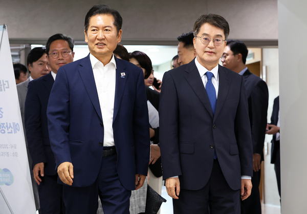 10일 오후 수원시 영통구 경기도청에서 열린 더불어민주당-경기도 예산정책협의회에서 정청래 대표와 김동연 경기도지사가 입장하고 있다. 2025.9.10 /연합뉴스
