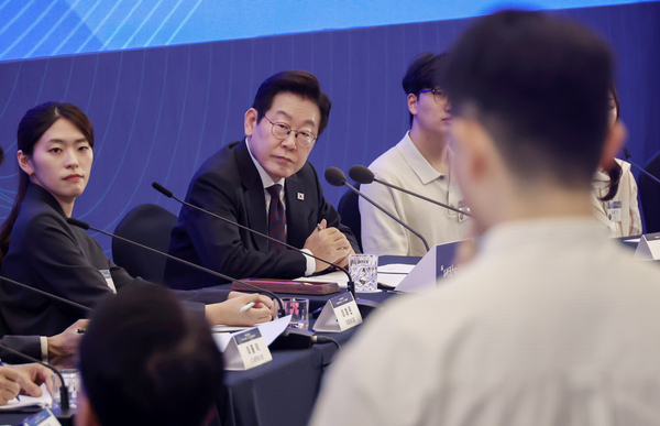 이재명 대통령이 10일 서울 마포구 프론트원에서 열린 국민성장펀드 보고대회에서 참석자 발언을 듣고 있다. 2025.9.10 /연합뉴스