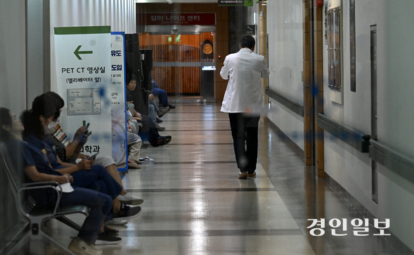 환자와 의료인 간 ‘의료분쟁’ 갈등이 조정되지 못하고 민형사 소송으로 번지는 사례가 매년 이어지고 있다. 경기도내 한 대학병원에서 의료진들이 발걸음을 옮기고 있다. /경인일보DB