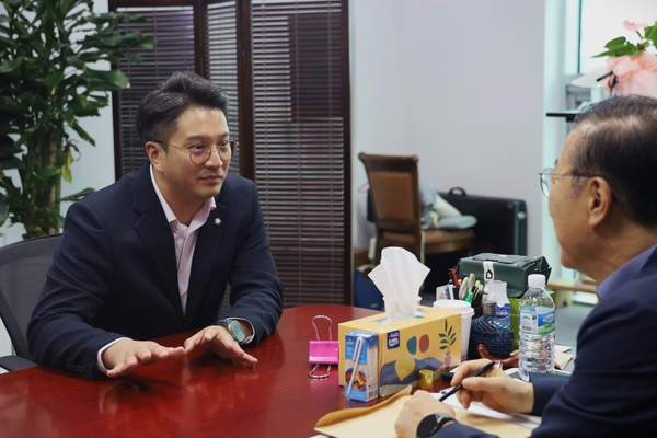 더불어민주당 전용기 국회의원(화성정)이 지난 9일 김윤덕 국토교통부 장관과 면담에서 화성 반월동 열병합발전소 건립 계획 철회 및 부지 이전 계획을 확인하고 있다. /전용기 의원실 제공