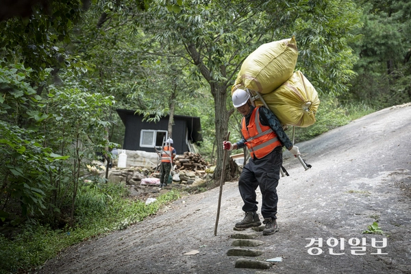남양주 불암산에서 철거된 불법건축물 폐기물을 철거업체 직원이 직접 지게를 이용해 산아래로 옮기고 있다. 2025.5.12 남양주/이종우기자 ljw@kyeongin.com