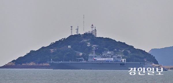 인천상륙작전 75주년을 사흘 앞둔 12일 오후 인천시 중구 팔미도 앞 해상에서 대한민국 대형수송함 마라도함이 팔미도를 포함한 인천상륙작전 당시 중요 작전 해역을 항해 하고 있다. 해군과 인천광역시가 공동 주관하는 이번 제75주년 인천상륙작전 전승행사는 이날 마라도함을 타고 전사자 추모 해상헌화 및 항해체험하는 것을 시작으로, 13일부터 15일까지 인천 내항 8부두에서 함정공개행사 및 안보전시관 운영, 14일에 동인천역과 중구청을 잇는 거리 퍼레이드, 15일에 인천상륙작전 전승 기념식 및 상륙작전 재연 등 다양한 행사들이 이어질 예정이다. 2025.9.12 /조재현기자 jhc@kyeongin.com