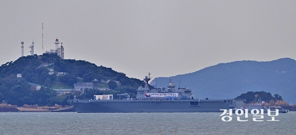 인천상륙작전 75주년을 사흘 앞둔 12일 오후 인천시 중구 팔미도 앞 해상에서 대한민국 대형수송함 마라도함이 팔미도를 포함한 인천상륙작전 당시 중요 작전 해역을 항해 하고 있다. 해군과 인천광역시가 공동 주관하는 이번 제75주년 인천상륙작전 전승행사는 이날 마라도함을 타고 전사자 추모 해상헌화 및 항해체험하는 것을 시작으로, 13일부터 15일까지 인천 내항 8부두에서 함정공개행사 및 안보전시관 운영, 14일에 동인천역과 중구청을 잇는 거리 퍼레이드, 15일에 인천상륙작전 전승 기념식 및 상륙작전 재연 등 다양한 행사들이 이어질 예정이다. 2025.9.12 /조재현기자 jhc@kyeongin.com